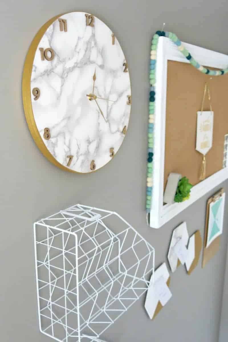 Marble Contact Paper Clock | DIY Clock with Contact Paper | Crafts with Contact Paper | How to make a clock | Clock making | Clockmaking with contact paper | Put contact paper on a wood round to make clock | Make your own clock | Clock for office | Clock for modern office | Marble and gold clock | Clock for modern glam office 