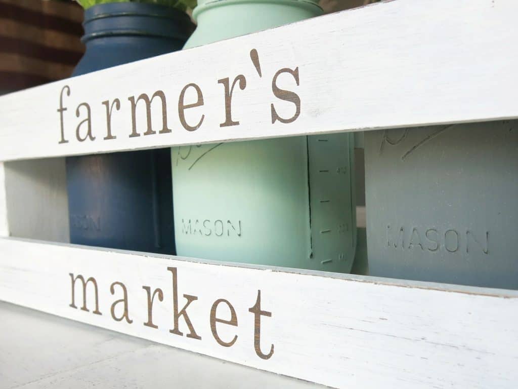 How cute is this wooden crate painted with Farmer's Market for a farmhouse style centerpiece