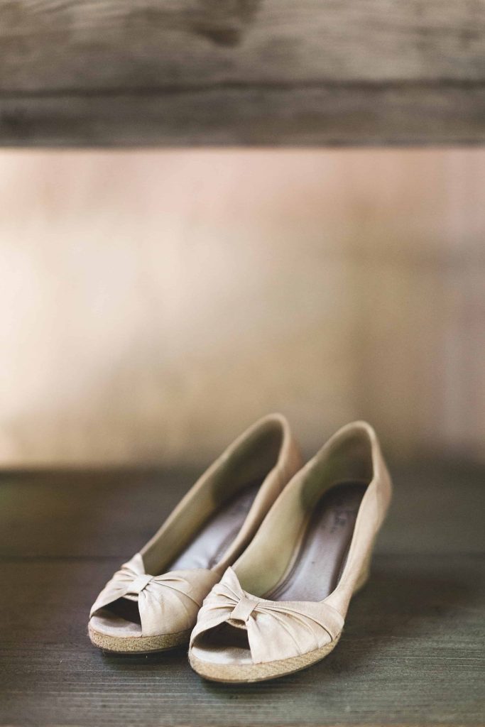 cream wedding shoes | the johnsons plus dog