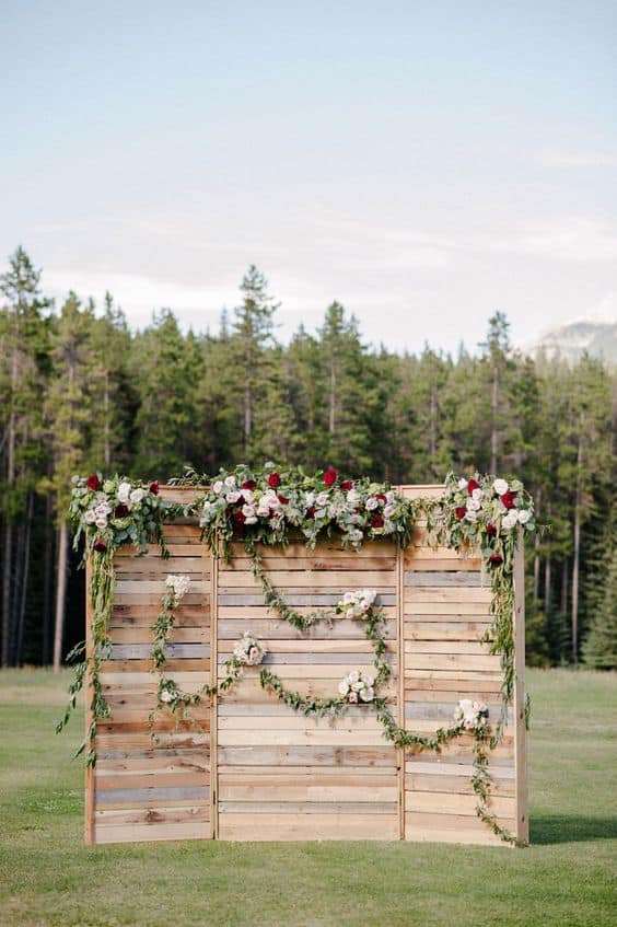Creative Wedding Ceremony Decor Ideas | Pallet Backdrop 