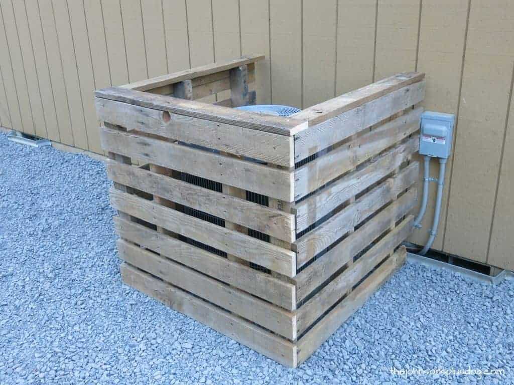 A full view of our DIY pallet wood AC unit cover! Learn how to construct an AC unit cover from upcycled pallet wood.
