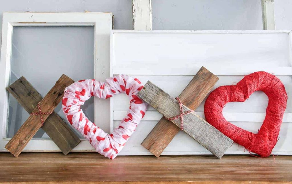 Learn how to make this Valentine's Day DIY XOXO decor to decorate your living room