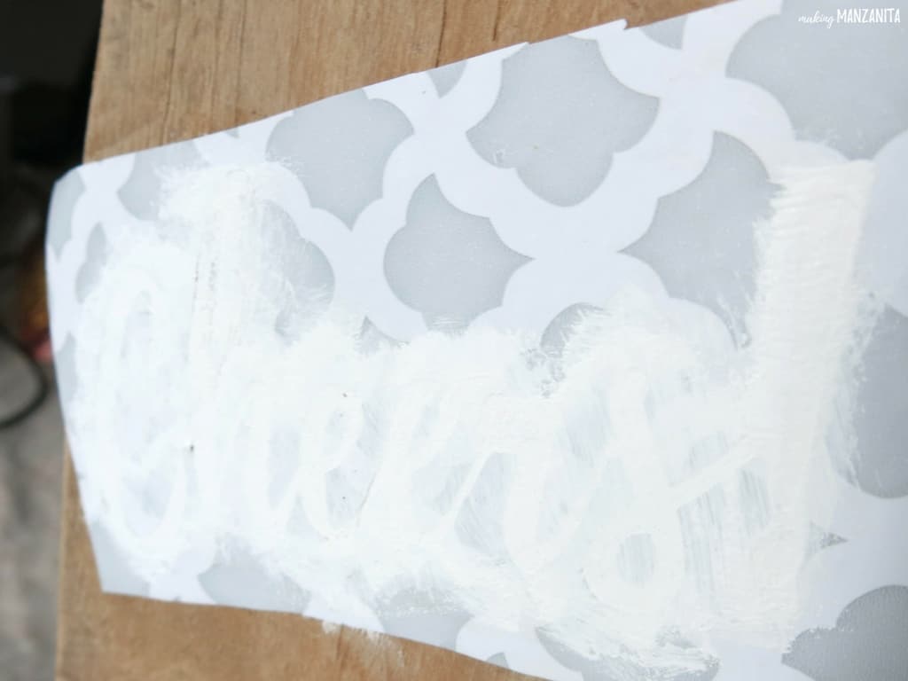 Schablone, die Jubel sagt, gemalt mit weißer Farbe auf Palettenholz