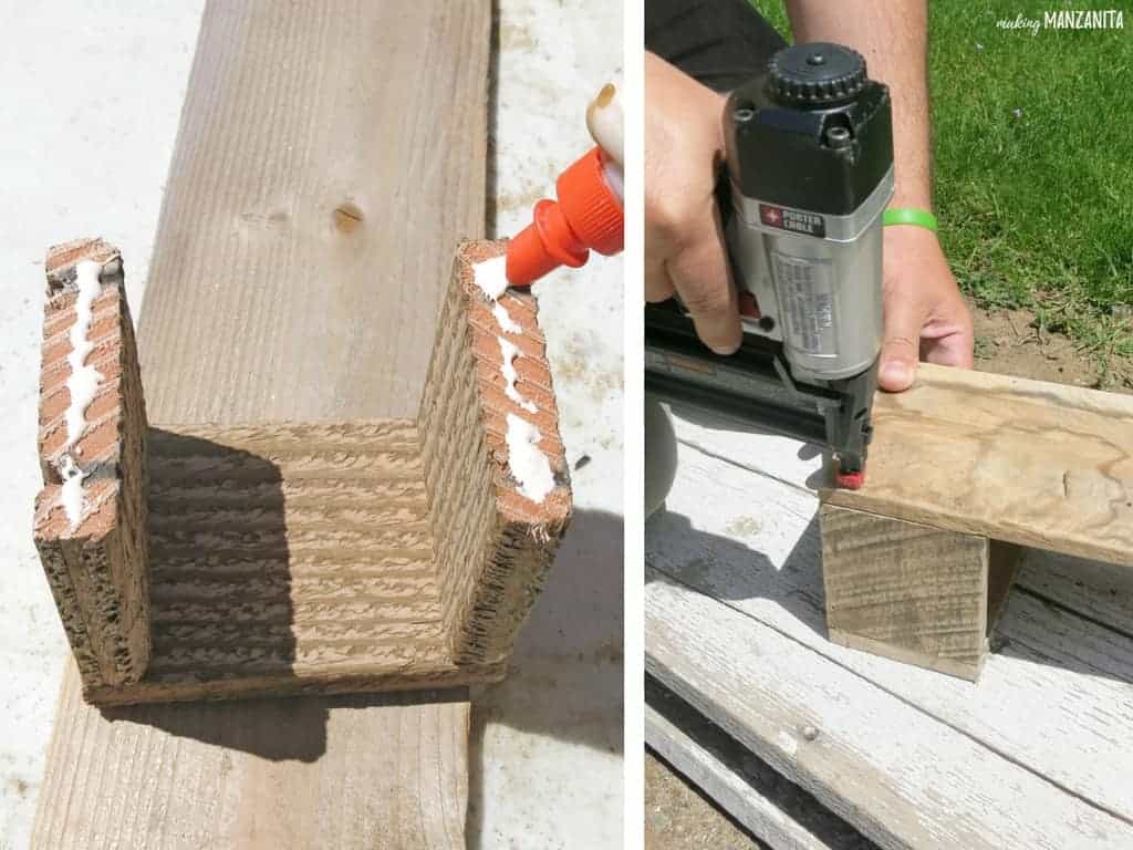 Die rechte Seite des Fotos zeigt drei Stücke Palettenholz in Form eines "U", das Holzleim aufgetragen bekommt, und die rechte Seite der Fotos zeigt die Cap Catcher Box, die an den DIY Flaschenöffner genagelt wird