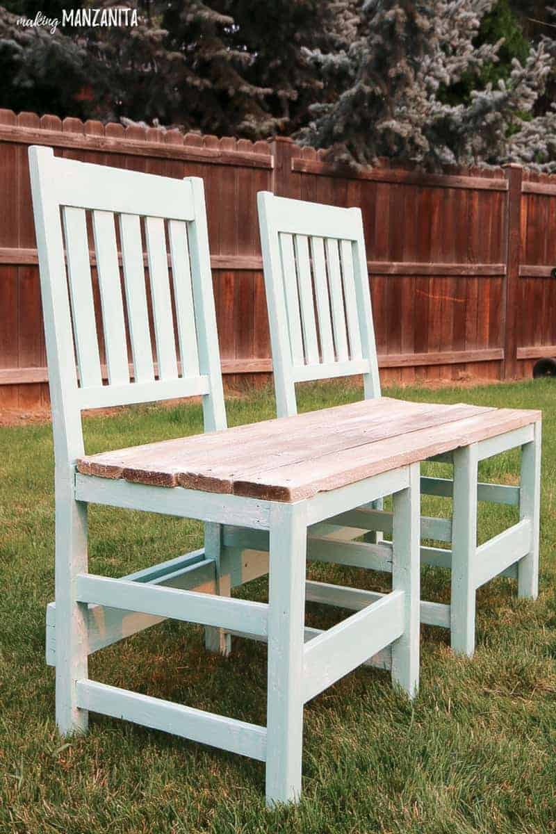 The completed upcycled bench for your backyard! This bench is made with two recycled chairs and a recycled pallet.