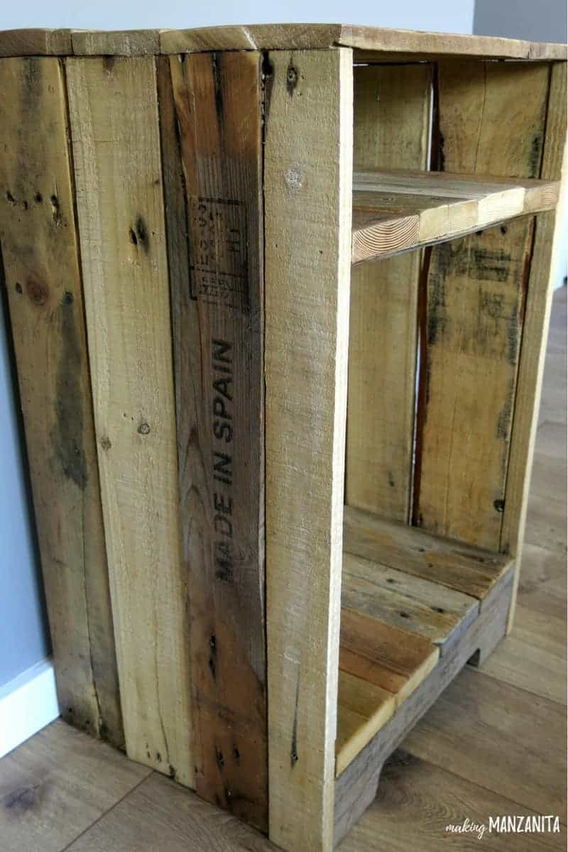 A look at the side of the rustic pallet wood side table made from an upcycle pallet, showing the details of the rustic wood.