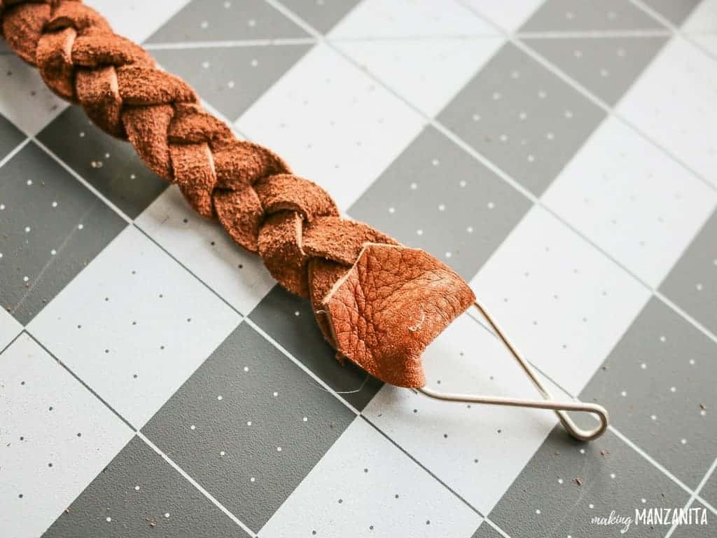 Add an 8-shaped keyring to the top of the braided leather strip