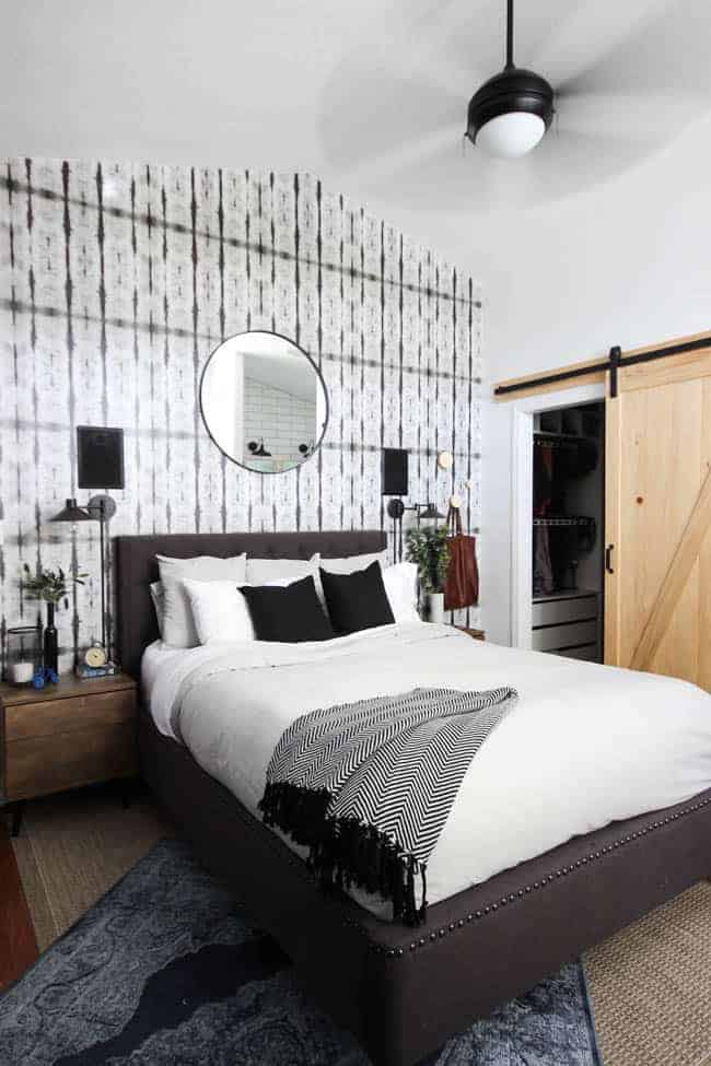 If you haven't heard, wallpaper is making a full force comeback as a DIY wall treatment option! The dramatic wallpaper that Lindi added to her modern master bedroom is perfect, don't you think?