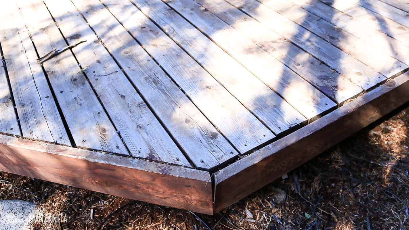 Coin de terrasse en bois à restaurer