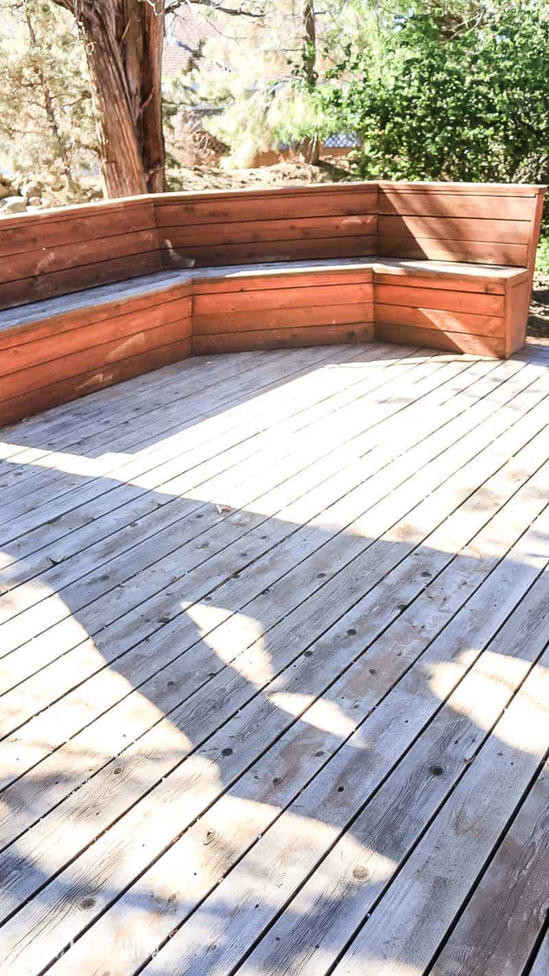 grande terrasse en bois avec banc intégré à rénover