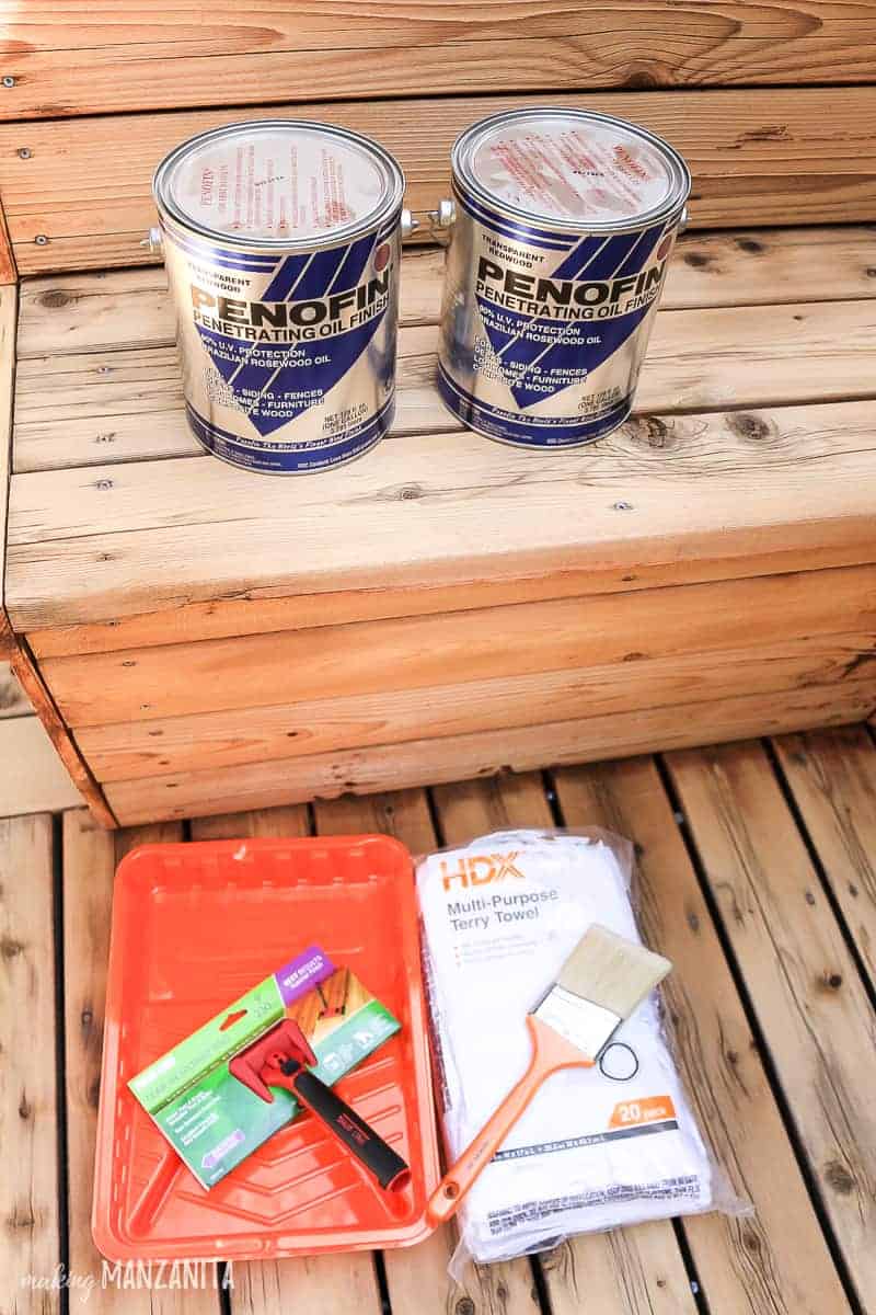 2 canettes de Penofin Blue Label et le reste des fournitures pour restaurer une terrasse en bois