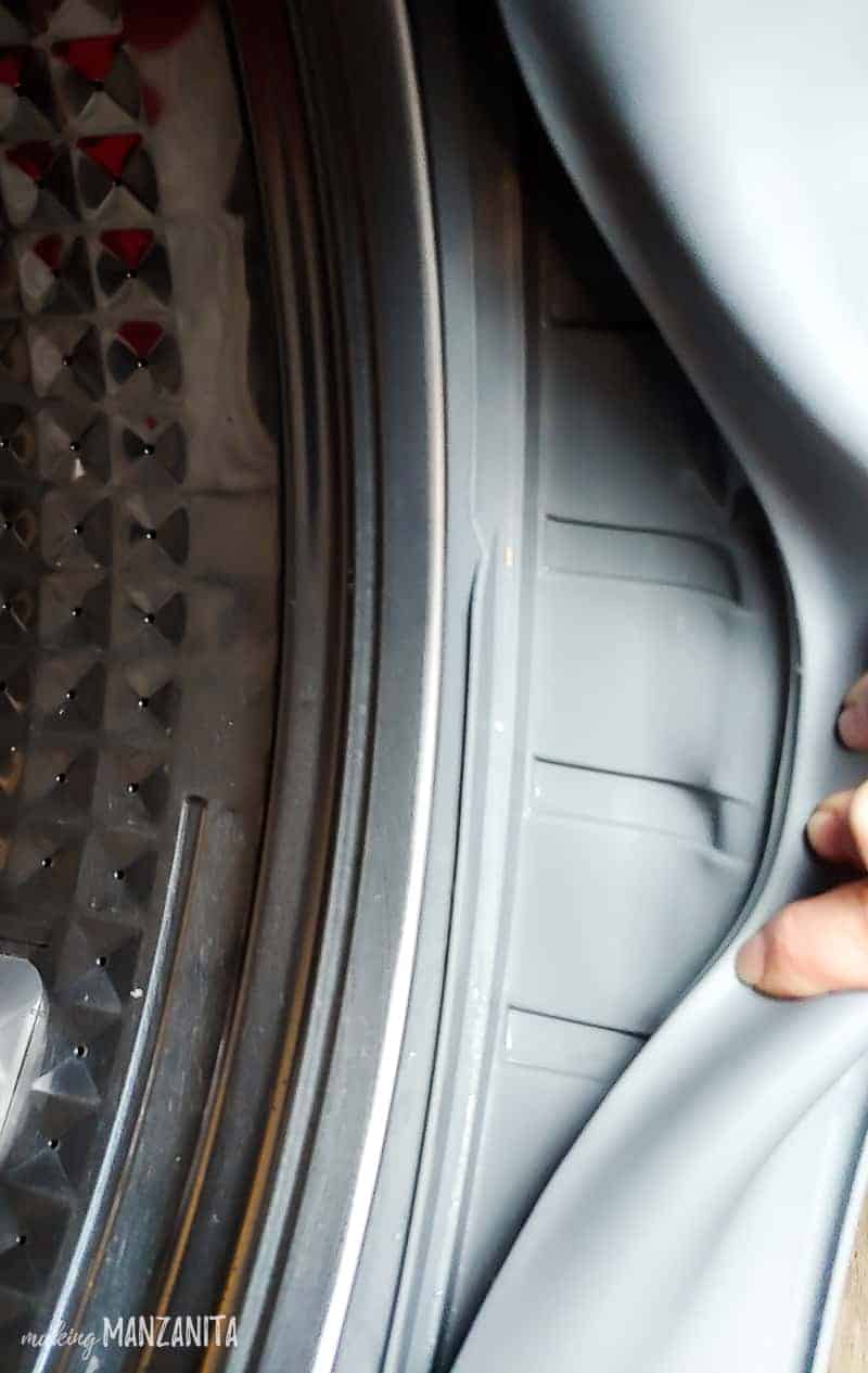 A look at the clean inside of the rubber gasket - the waterproof strip in the door of the washing machine - after cleaning it with baking soda and water.