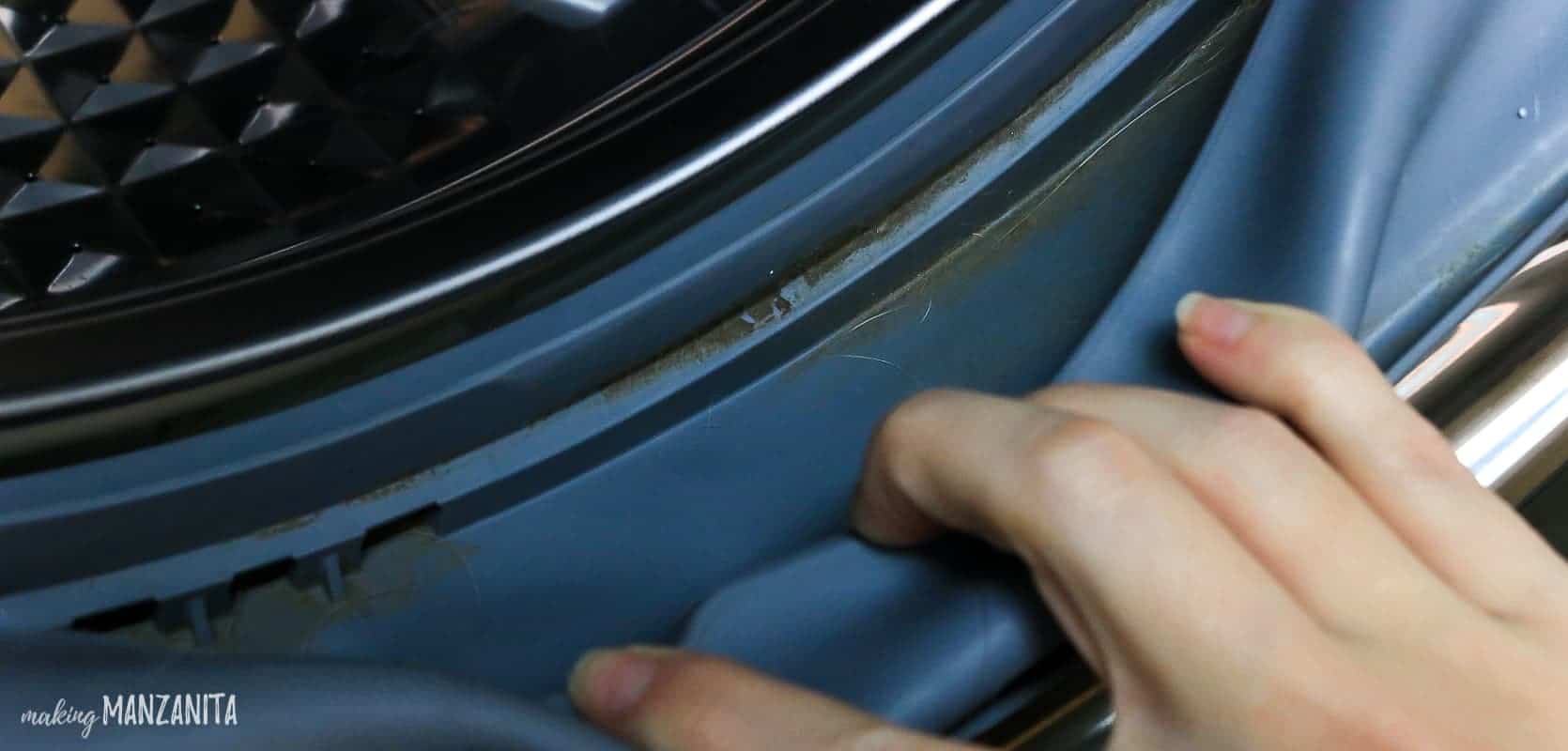 Dirt build up inside the washing machine door - it's time to clean the washing machine!