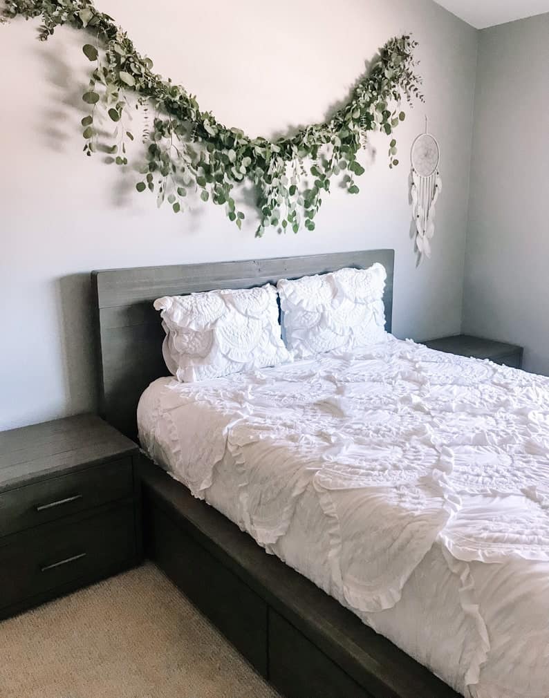 Eucalyptus leaves are high in antioxidants and the scent of eucalyptus can help promote relaxation and detoxify the air in your home and master bedroom. Yes please! 