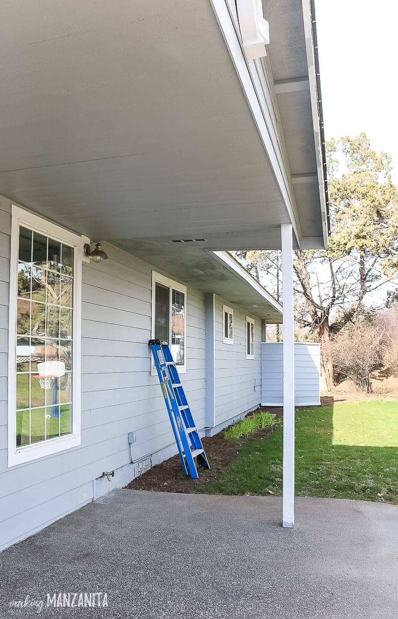 Side view of skinny front porch posts on a concrete porch