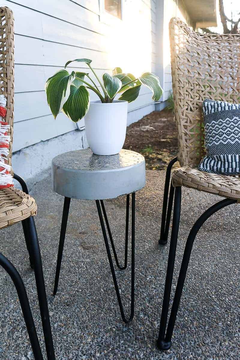 Here's how to make an easy DIY concrete side table for your patio with stylish hairpin legs