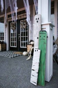 picture of halloween decoration with text overly saying front porch decor madewith fence boards