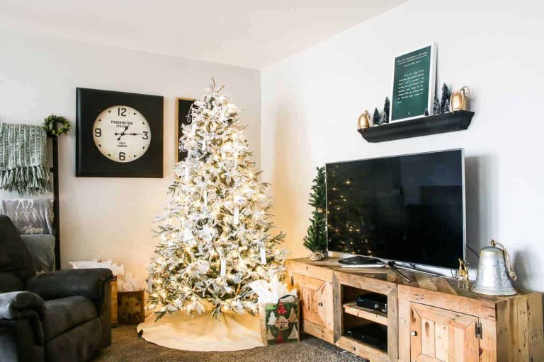 Farmhouse Christmas Tree & Living Room Christmas Decor