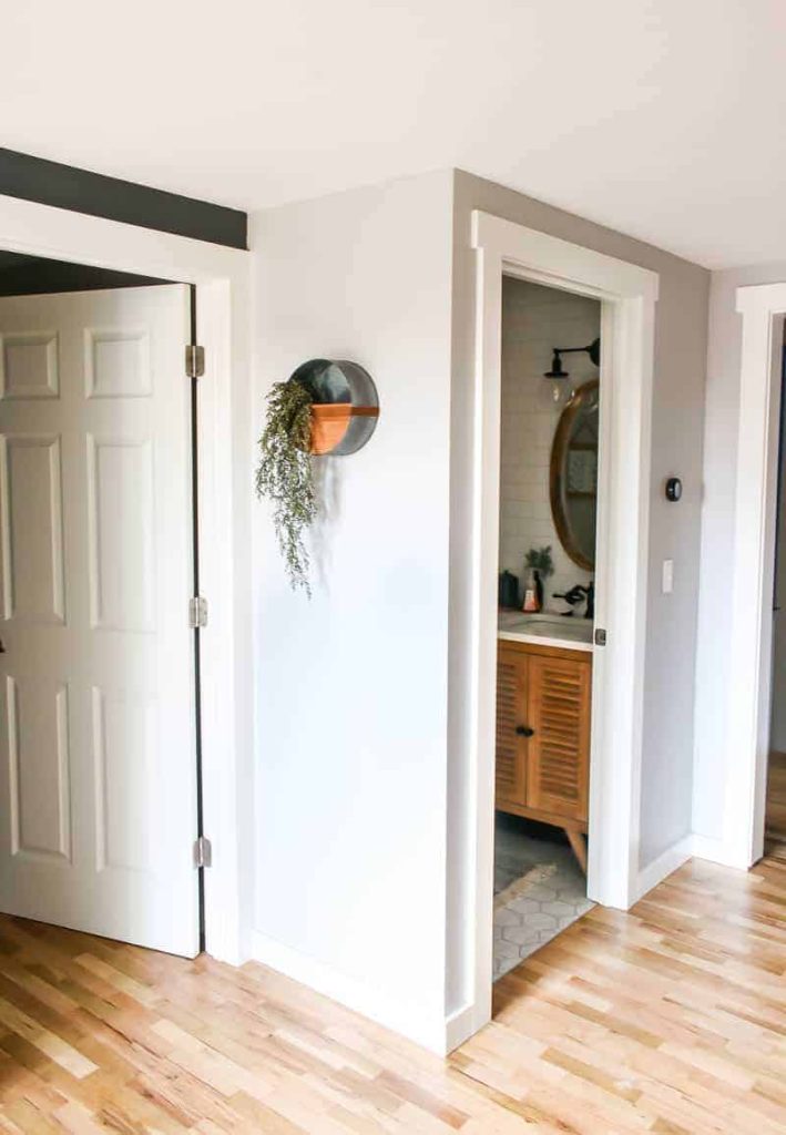 A look at a hanging round wall planter made from a thrifted galvanized tub and some wood