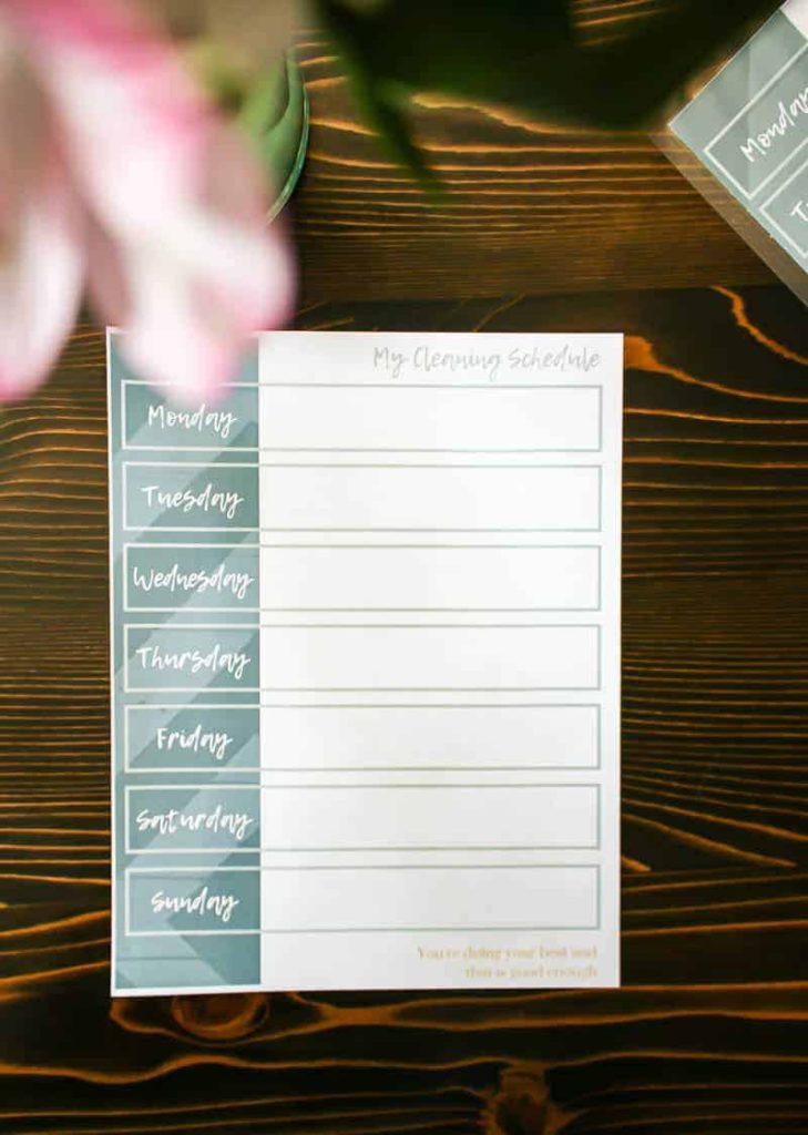 Use this cleaning schedule printable to keep up on your weekly cleaning tasks