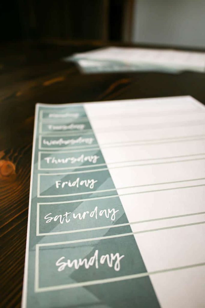 this weekly cleaning schedule printable is the easiest way to manage your home cleaning tasks, even on a busy schedule