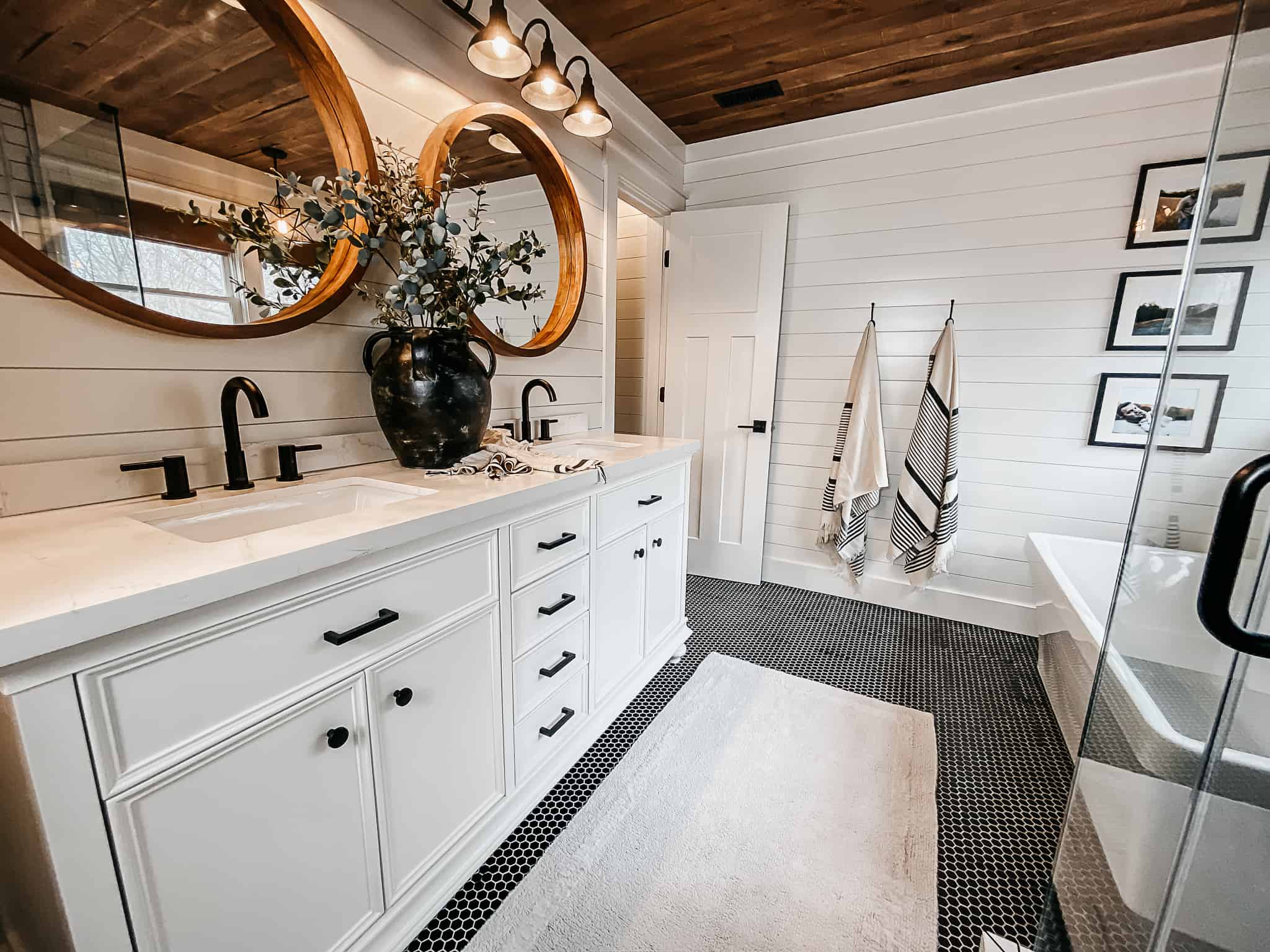 10 Shiplap Bathroom Wall Ideas