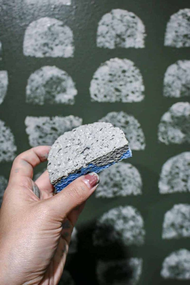 Modern Sponge Painting | Semi Circle Pattern in Back of Locker Cabinets