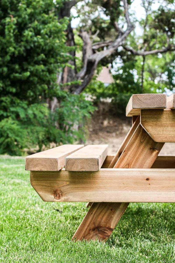 This kid size picnic table is an easy DIY summer project