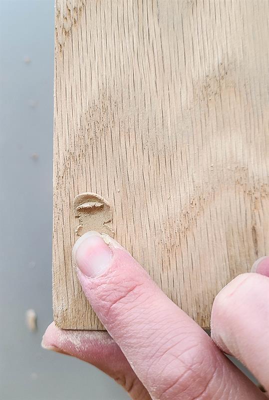 Next, the nail holes of the wood for the desk calendar and wooden pencil holder are being filled to achieve a seamless appearance.