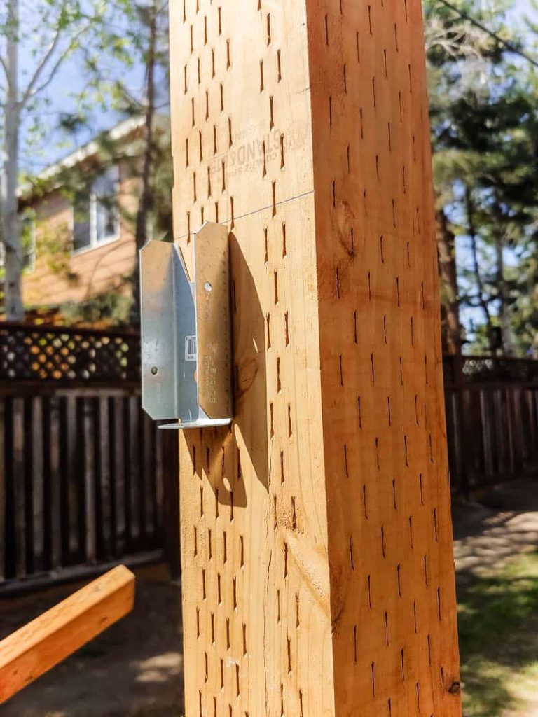 shows a metal mount for the horizontal planks