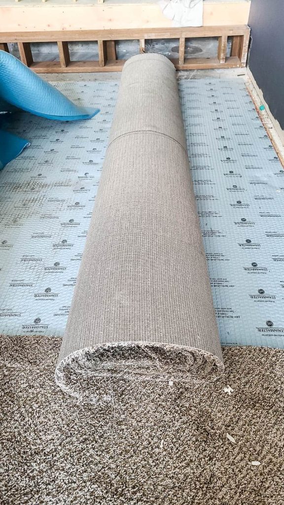  rouleau de vieux tapis avec rembourrage de tapis