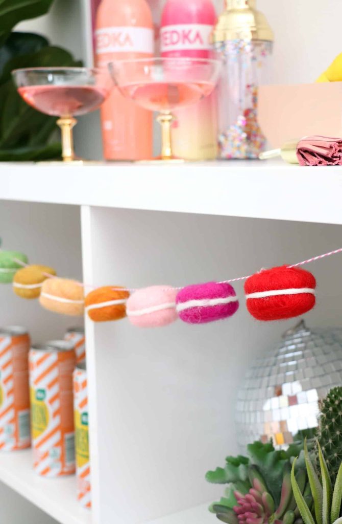 Colorful macaron garland using felting