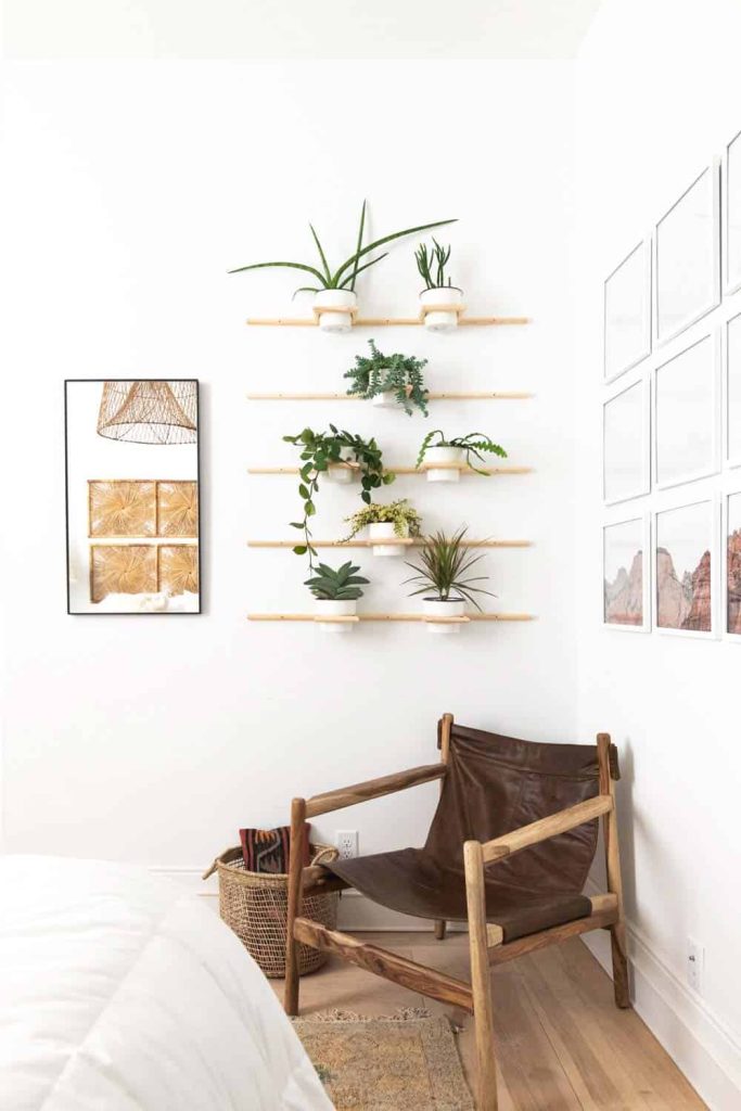 You can't have a bohemian bedroom without some sort of plants! There's just something about that natural vibes that get brought in with plants. 