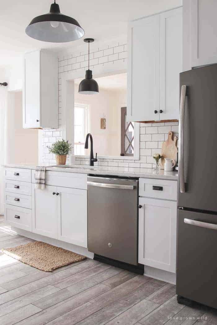 30 Ideas for White Kitchen Cabinets With Black Hardware
