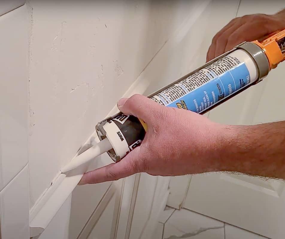 To use a caulking gun, all you do is squeeze the trigger and the caulk comes out. To stop the flow of the caulk, pull back on the ratchet at the back of the gun or press your finger over the opening of the caulking tube.