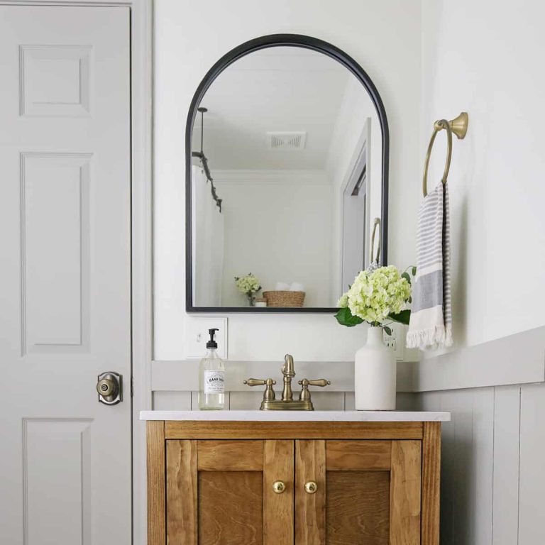 25 Best Paint Colors for Small Bathrooms