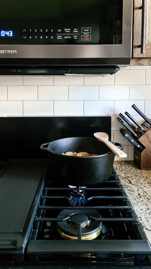 A simmer pot is like a boiled potpourri. Simmer pot recipes are simple to prepare. All you need is water, the ingredients, a large pot, and a stovetop or a crockpot. 