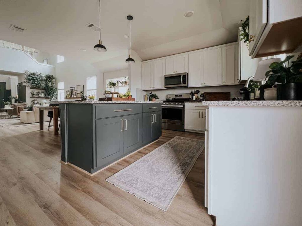 A Modern Black Kitchen Island - Remodelando la Casa