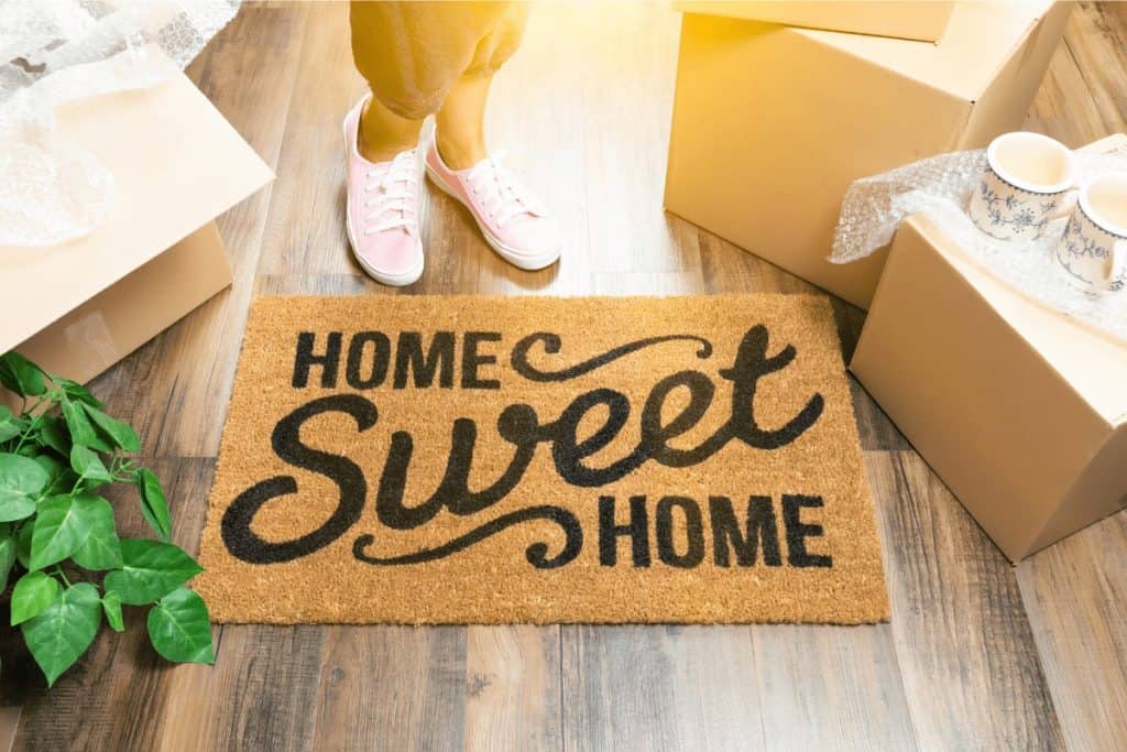 If you have a friend that just moved into a new house that they will call home sweet home, consider bringing them a housewarming basket as a congrats!