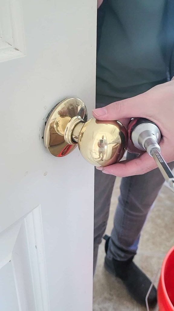 Removing the outside door knob without screws by pulling it through the interior parts
