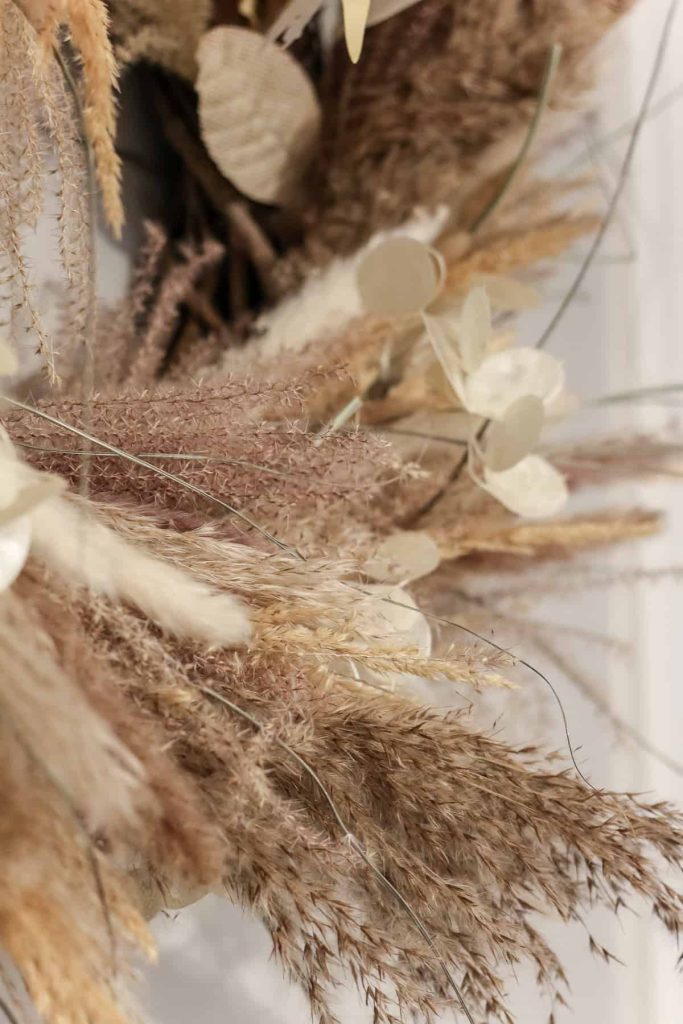A close up picture of mixed pampas grass wreath.