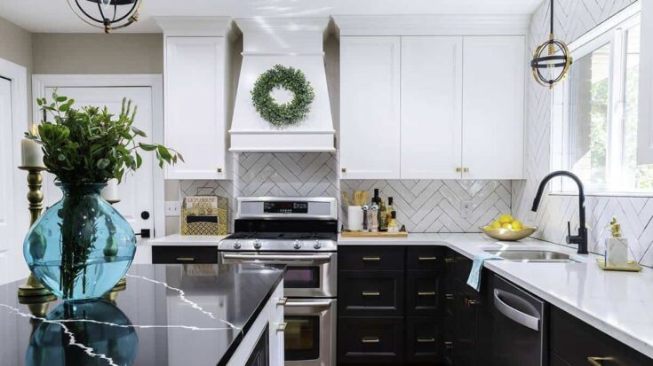 25+ White MODERN Backsplash Ideas (Contemporary Design Style!)  Modern kitchen  backsplash, Kitchen backsplash images, White kitchen backsplash