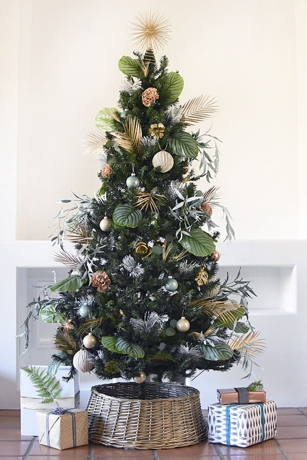 Explore the intricate details of a Christmas tree adorned with natural leaves Christmas ornaments, adding a touch of organic charm and earthy elegance to the festive holiday arrangement
