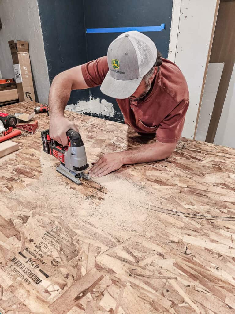 Cutting out arch shape with jig saw 