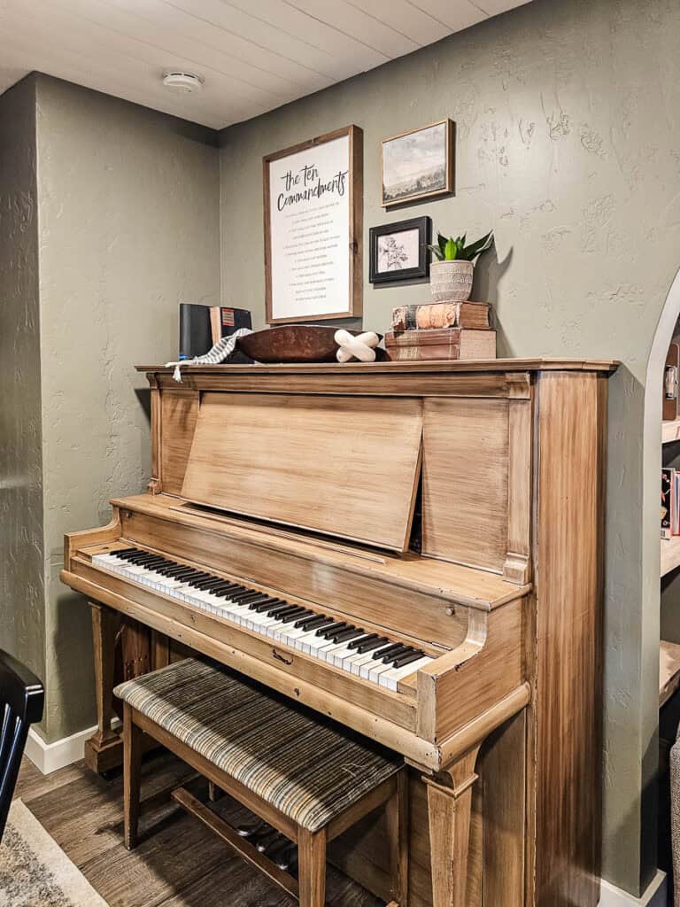 A photo of an upright piano.