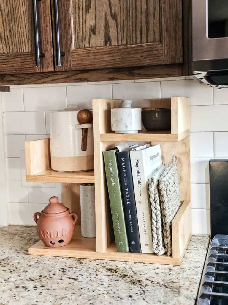 Small Bookshelf Plans & Step-by-Step-Tutorial (One Board Project)